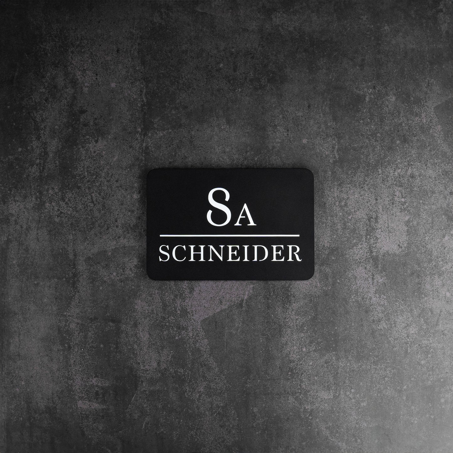 Individuelles Hausnummernschild mit Familienname