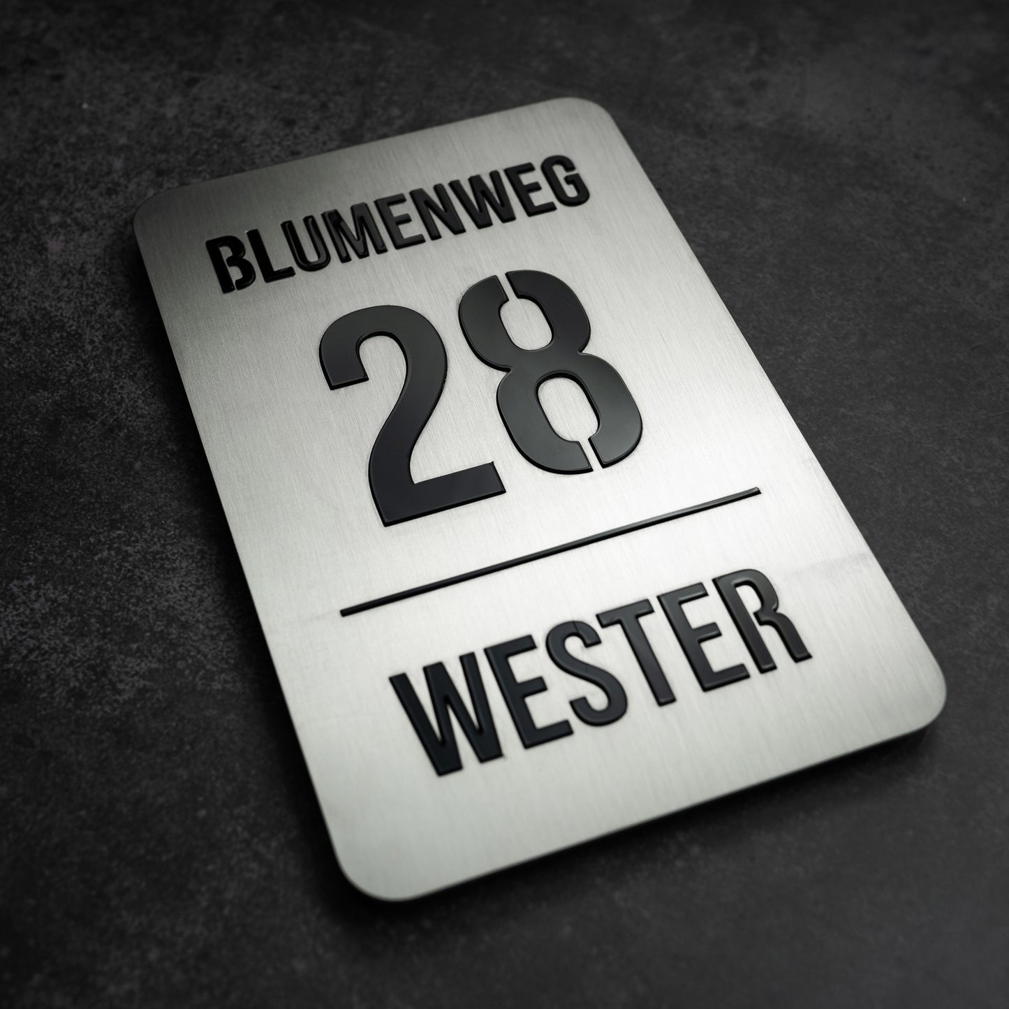 Elegantes Türschild mit Straßennamen, Hausnummer und Familiennamen