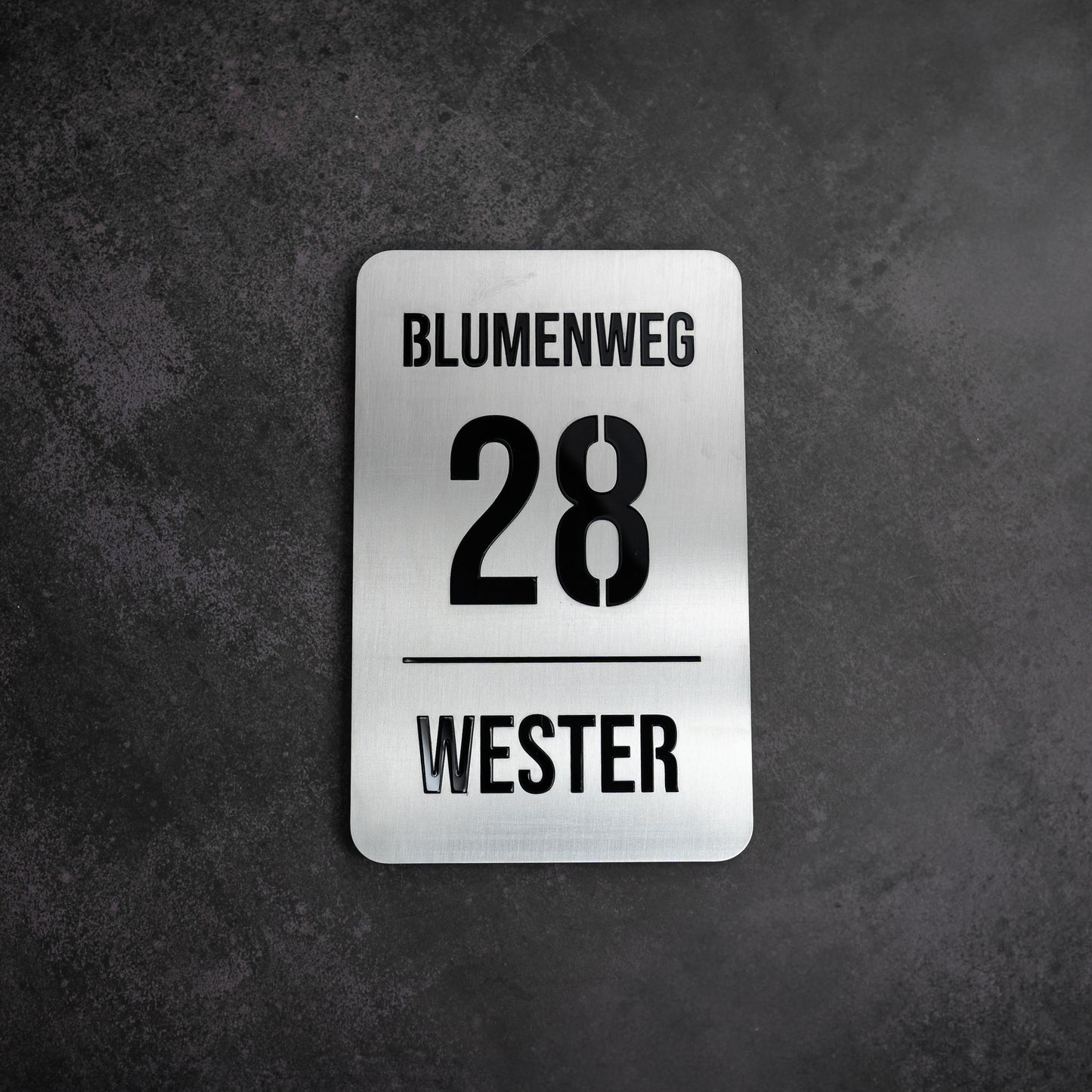 Elegantes Türschild mit Straßennamen, Hausnummer und Familiennamen