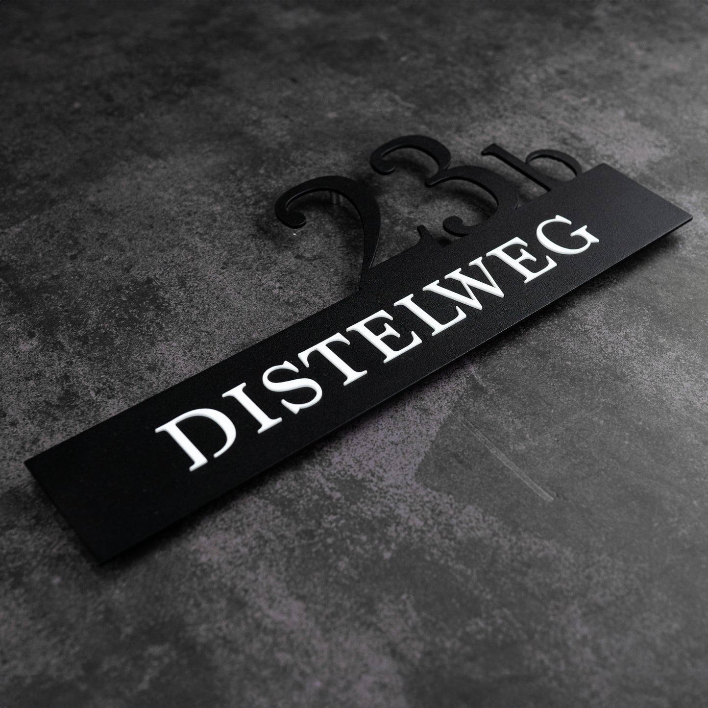 Straßenschild mit Hausnummer und spezielle Schriftart