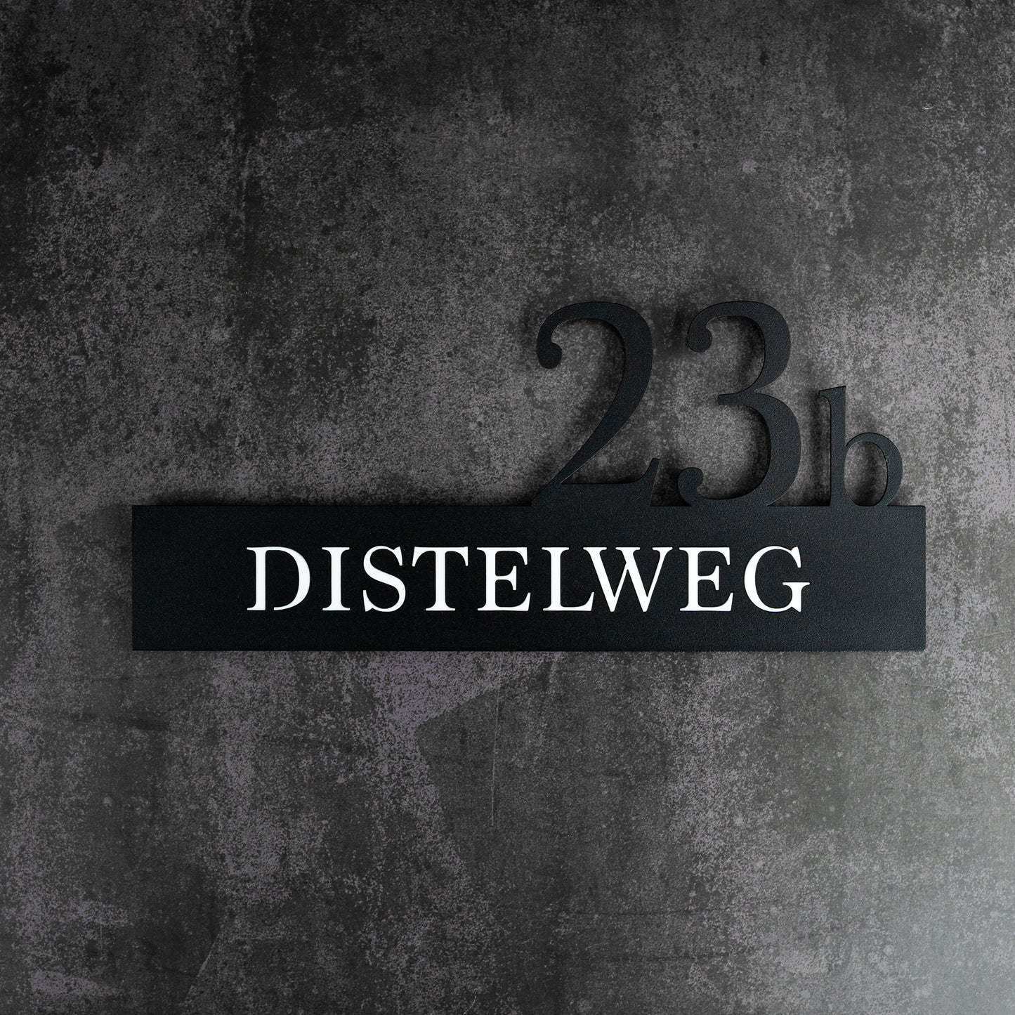 Straßenschild mit Hausnummer und spezielle Schriftart