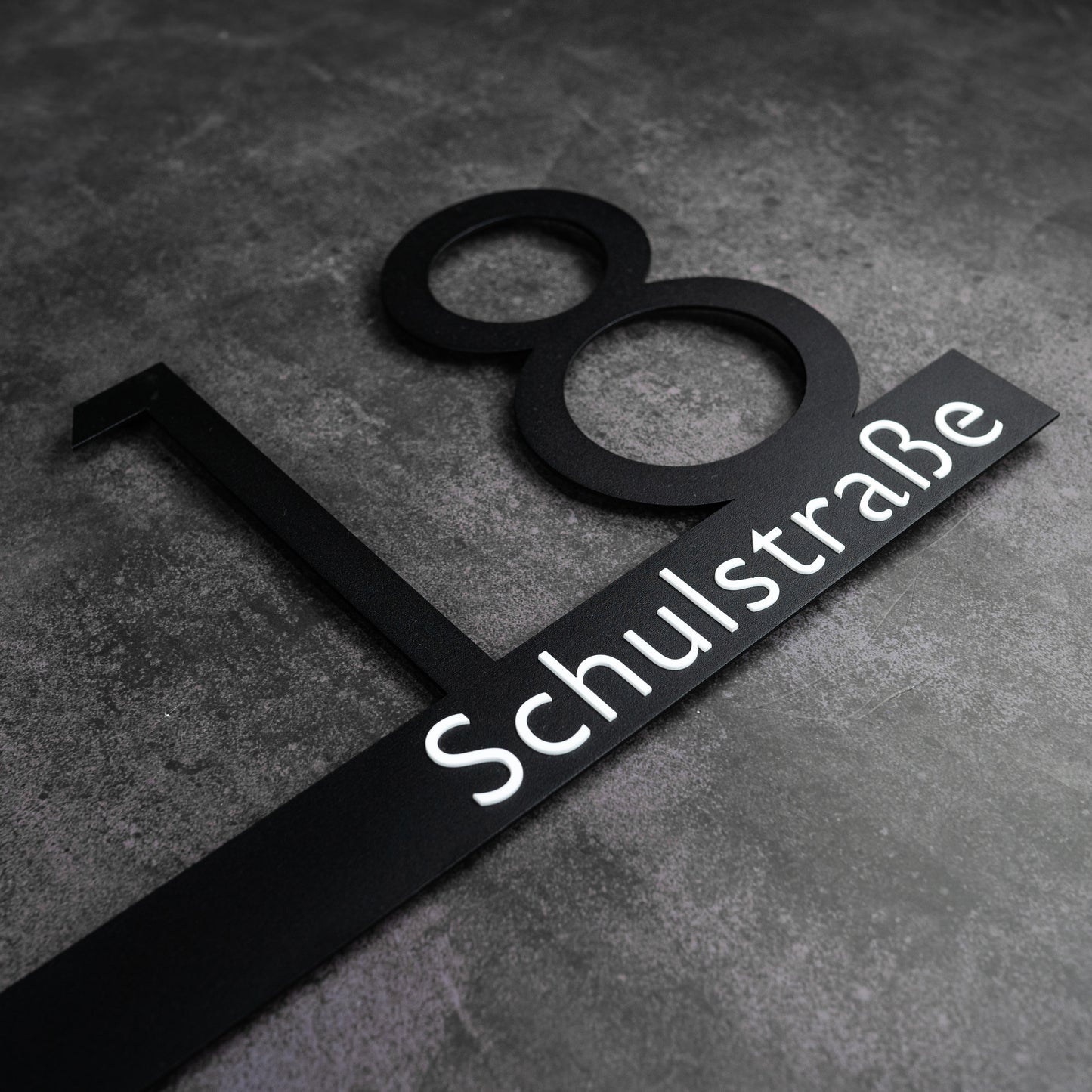 Modernes Straßenschild mit exklusiven Buchstaben