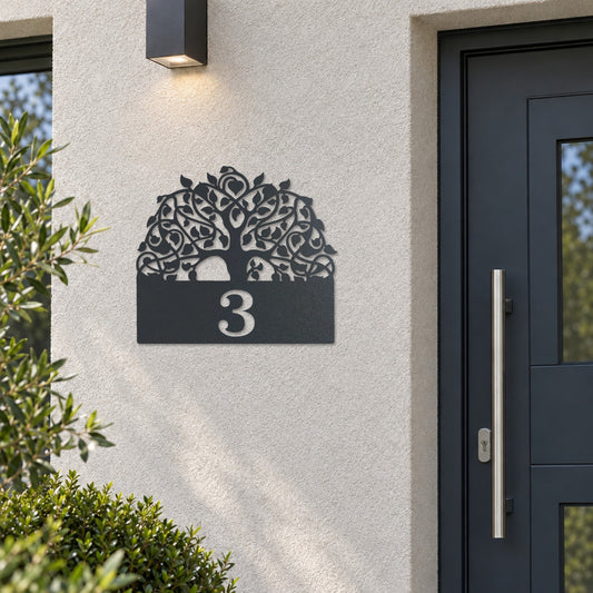 Edelstahl Hausnummernschild personalisiert – Baum des Lebens mit Nummer „3“ neben der Haustür, Edelstahl Anthrazit RAL 7016 · WesterWerk