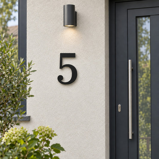 Edelstahl Hausnummer personalisiert – Elegante Hausnummer „5“ in Schwarz neben der Haustür · WesterWerk