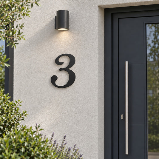 Edelstahl Hausnummer personalisiert – Geschwungene Hausnummer „3“ in Schwarz neben der Haustür · WesterWerk