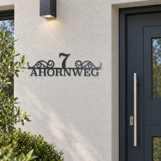 Edelstahl Straßenschild mit Hausnummer personalisiert – Klassisches Straßenschild „Ahornweg 7“ neben der Haustür, Edelstahl Anthrazit RAL 7016 · WesterWerk