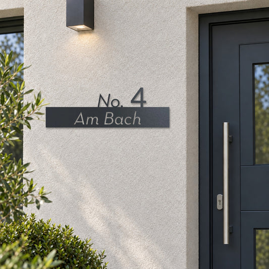 Edelstahl Straßenschild mit Hausnummer personalisiert – Moderne Nummer auf Straße „Am Bach 4“ neben der Haustür, Edelstahl Anthrazit RAL 7016 · WesterWerk