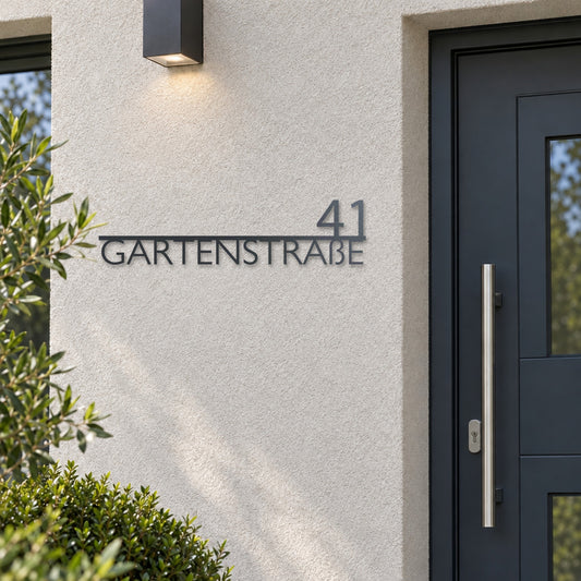 Edelstahl Straßenschild mit Hausnummer personalisiert – Modernes Straßenschild „Gartenstraße 41“ neben der Haustür, Edelstahl Anthrazit RAL 7016 · WesterWerk