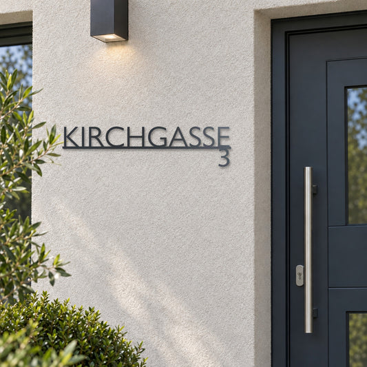 Edelstahl Straßenschild mit Hausnummer personalisiert – Modernes Straßenschild (Unten) „Kirchgasse 3“ neben der Haustür, Edelstahl Anthrazit RAL 7016 · WesterWerk