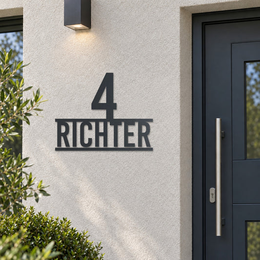 Edelstahl Hausnummernschild personalisiert – Stolze Nummer auf Namen „4 Richter“ neben der Haustür, Edelstahl Anthrazit RAL 7016 · WesterWerk