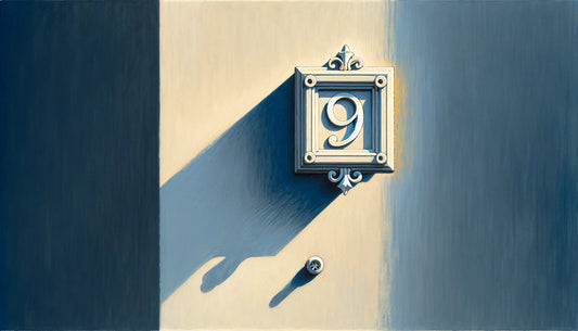 Hausnummer an moderner weisser Wand mit feinen Linien und Schraubenakzent in Polynesian Blue