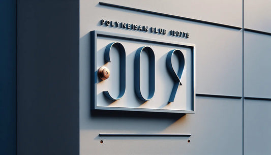 modernes hausnummernschild an glatter weisser wand mit blauer nummer und orange akzent