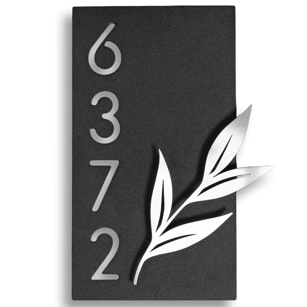 Geschmückte Hausnummer mit Blätterzweig