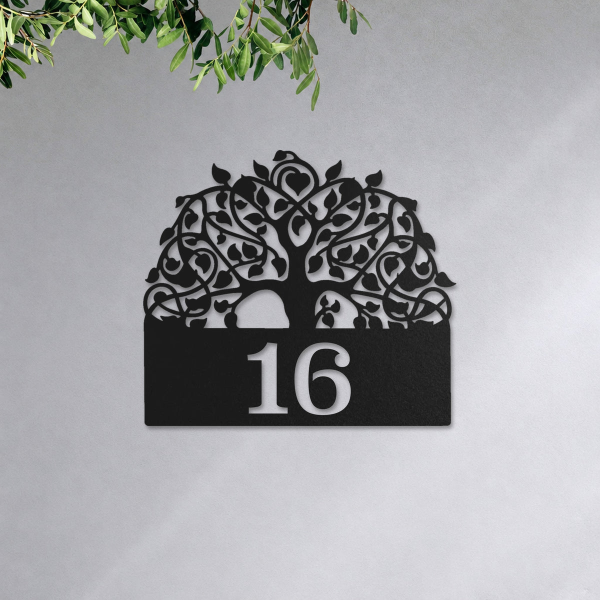 Edelstahl Hausnummernschild personalisiert – Baum des Lebens mit Nummer „16“ an der Hauswand, Edelstahl Schwarz RAL 9005 · WesterWerk