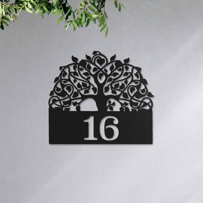 Edelstahl Hausnummernschild personalisiert – Baum des Lebens mit Nummer „16“ an der Hauswand, Edelstahl Schwarz RAL 9005 · WesterWerk