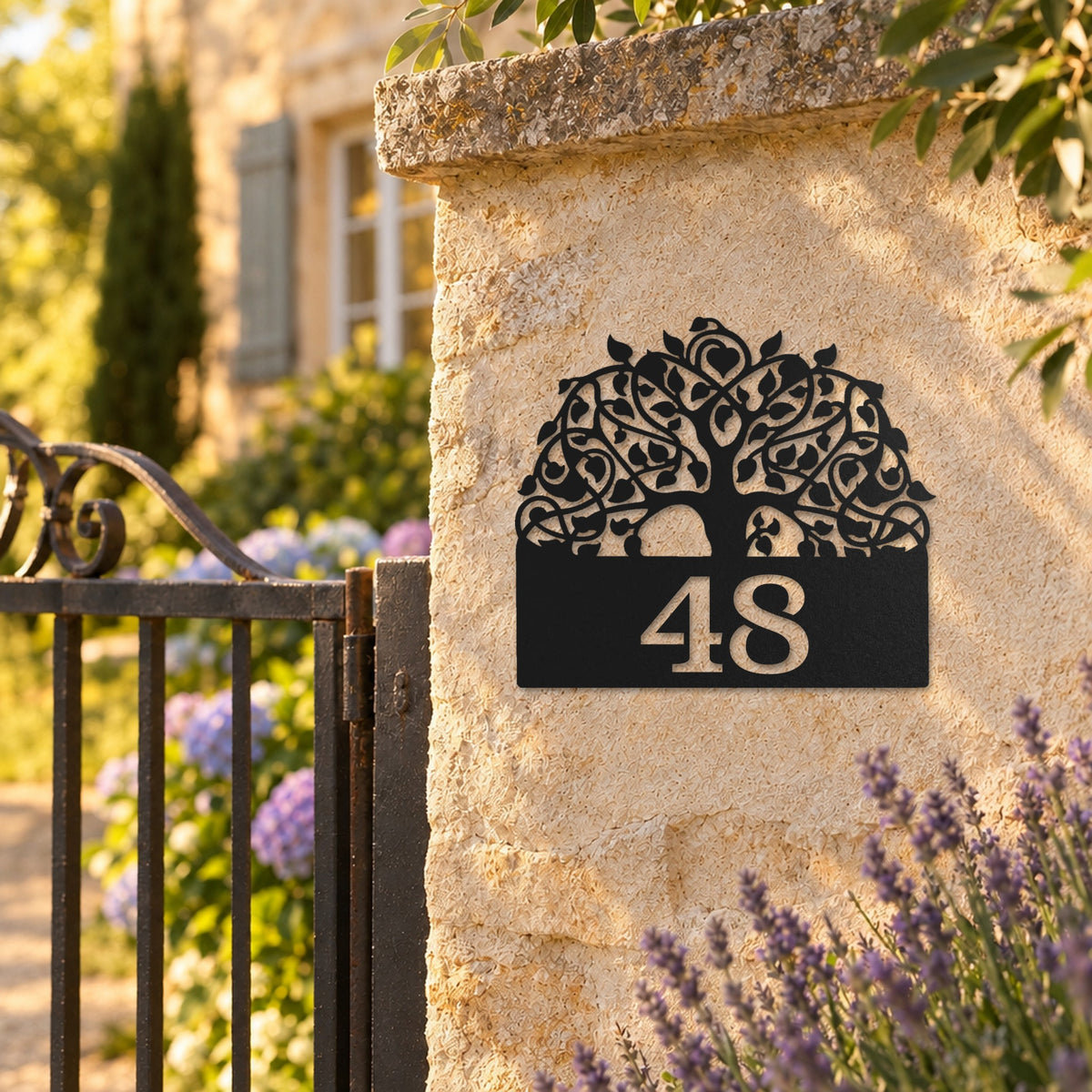 Edelstahl Hausnummernschild personalisiert – Baum des Lebens mit Nummer „48“ am Gartenpfeiler, Edelstahl Schwarz RAL 9005 · WesterWerk
