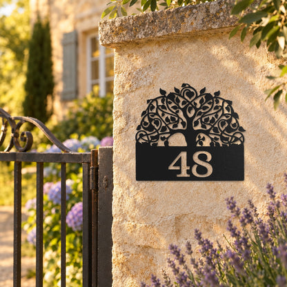 Edelstahl Hausnummernschild personalisiert – Baum des Lebens mit Nummer „48“ am Gartenpfeiler, Edelstahl Schwarz RAL 9005 · WesterWerk