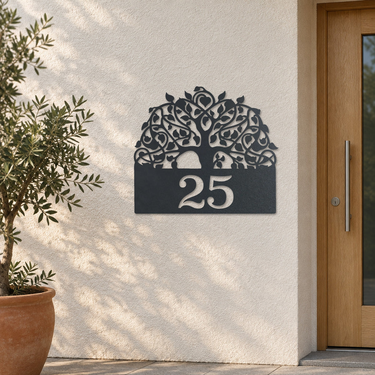Edelstahl Hausnummernschild personalisiert – Baum des Lebens mit Nummer „25“ an heller Putzwand, Edelstahl Anthrazit RAL 7016 · WesterWerk