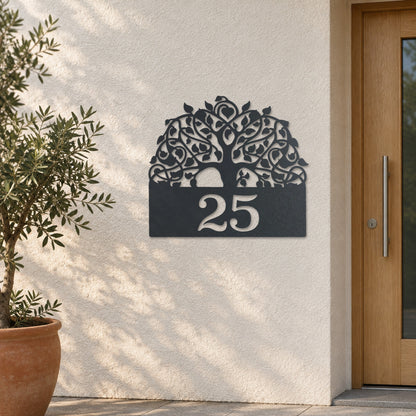 Edelstahl Hausnummernschild personalisiert – Baum des Lebens mit Nummer „25“ an heller Putzwand, Edelstahl Anthrazit RAL 7016 · WesterWerk