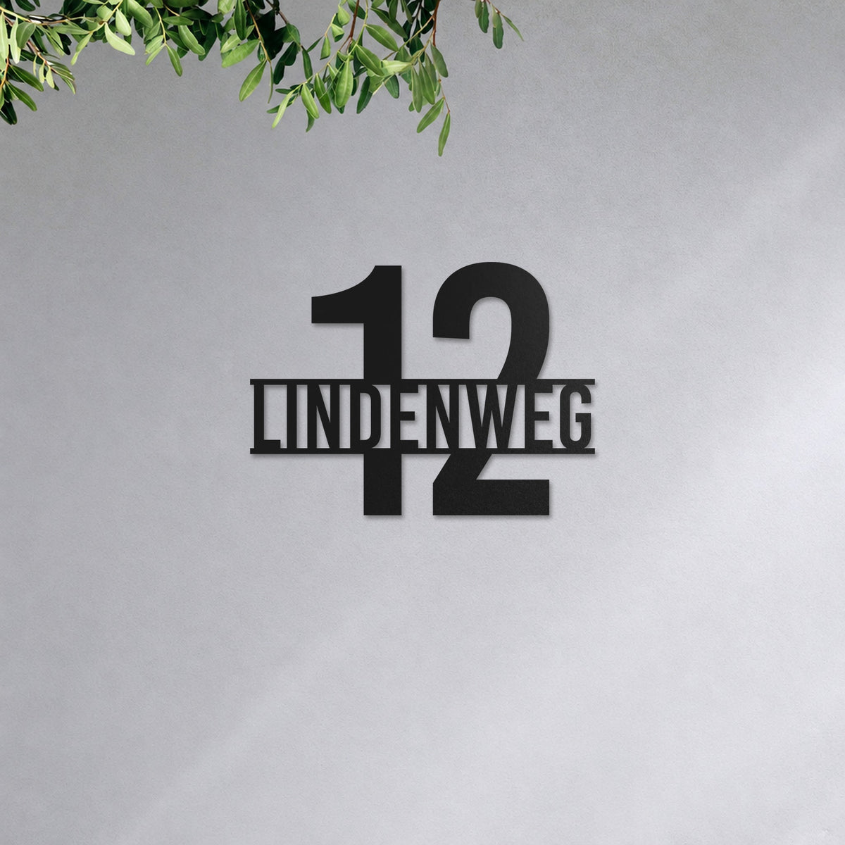 Edelstahl Straßenschild mit Hausnummer personalisiert – Straße vor Nummer „Lindenweg 12“ an der Hauswand, Edelstahl Schwarz RAL 9005 · WesterWerk