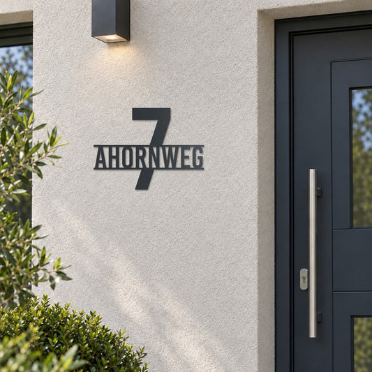 Edelstahl Straßenschild mit Hausnummer personalisiert – Straße vor Nummer „Ahornweg 7“ neben der Haustür, Edelstahl Anthrazit RAL 7016 · WesterWerk