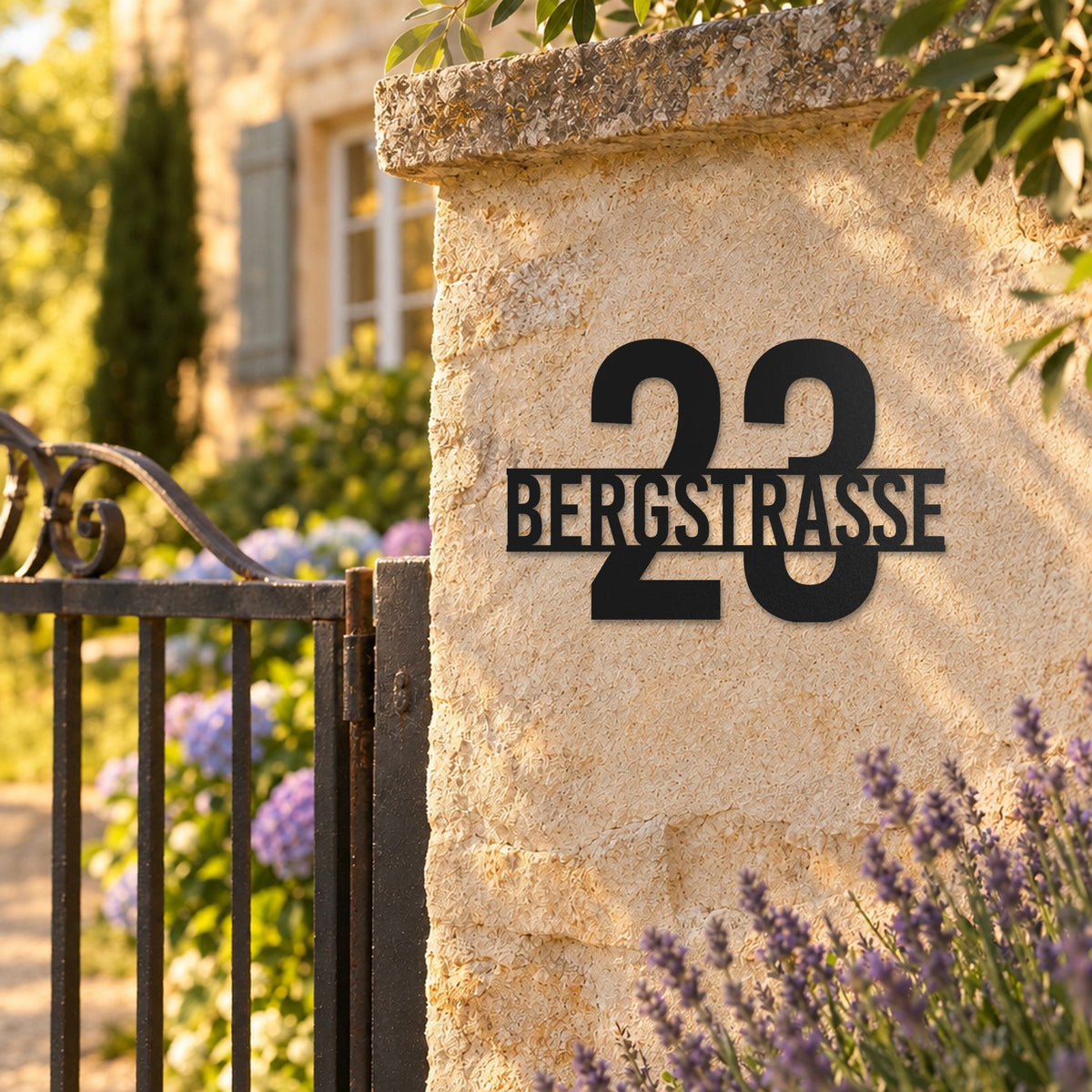 Edelstahl Straßenschild mit Hausnummer personalisiert – Straße vor Nummer „Bergstraße 23“ am Gartenpfeiler, Edelstahl Schwarz RAL 9005 · WesterWerk