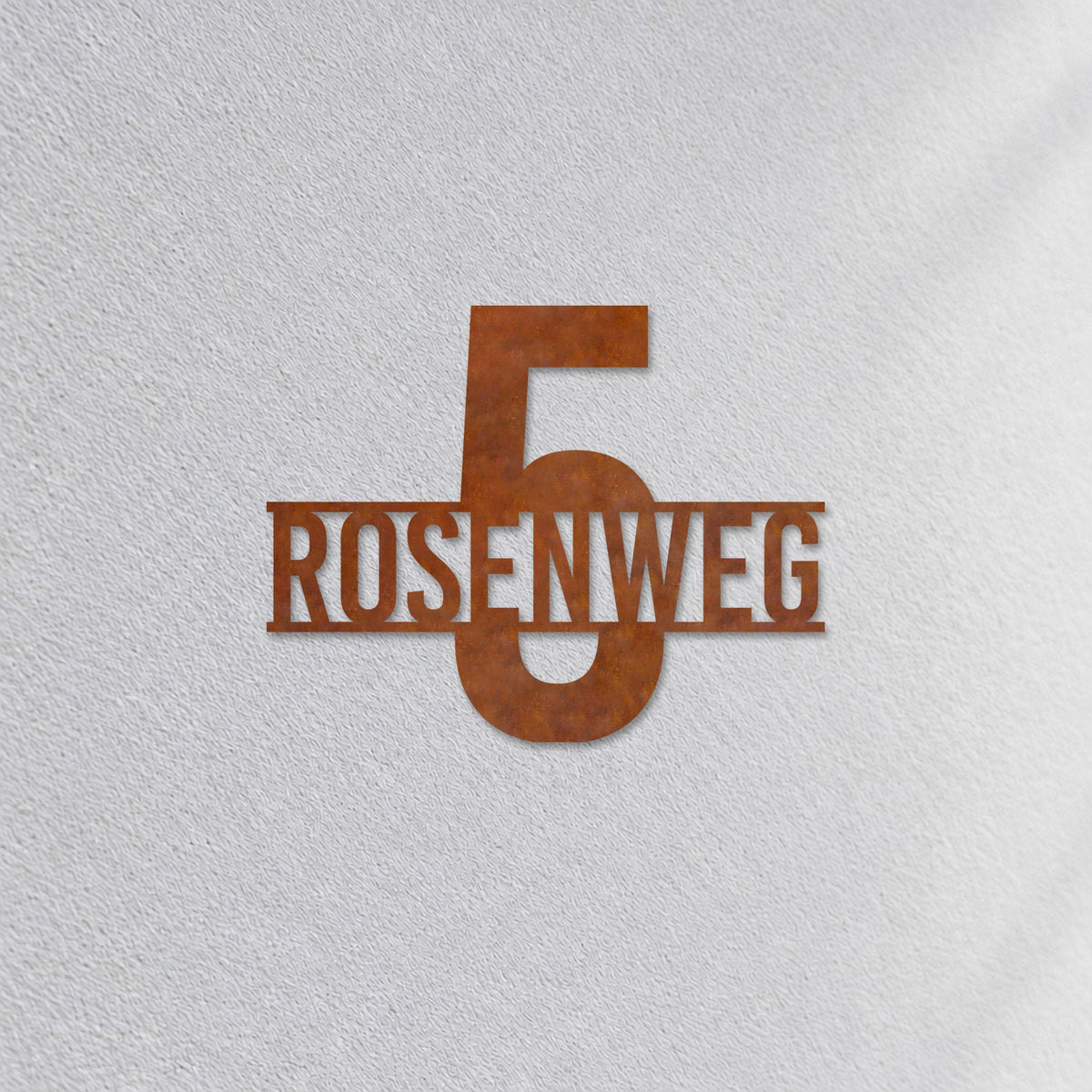 Edelstahl Straßenschild mit Hausnummer personalisiert – Straße vor Nummer „Rosenweg 5“ Nahaufnahme an der Fassade, Cortenstahl Edelrost · WesterWerk