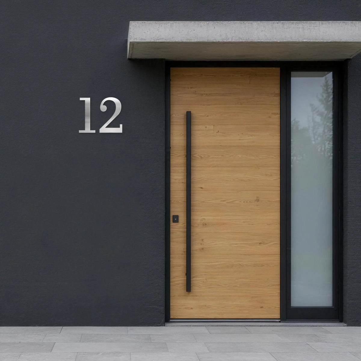 Elegante Hausnummer – Edelstahl satiniert an dunkler Fassade
