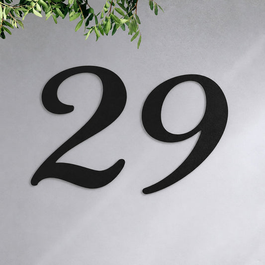 Edelstahl Hausnummer personalisiert – Geschwungene Hausnummer „29“ in Schwarz an der Hauswand · WesterWerk