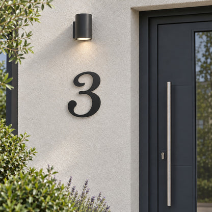 Edelstahl Hausnummer personalisiert – Geschwungene Hausnummer „3“ in Schwarz neben der Haustür · WesterWerk