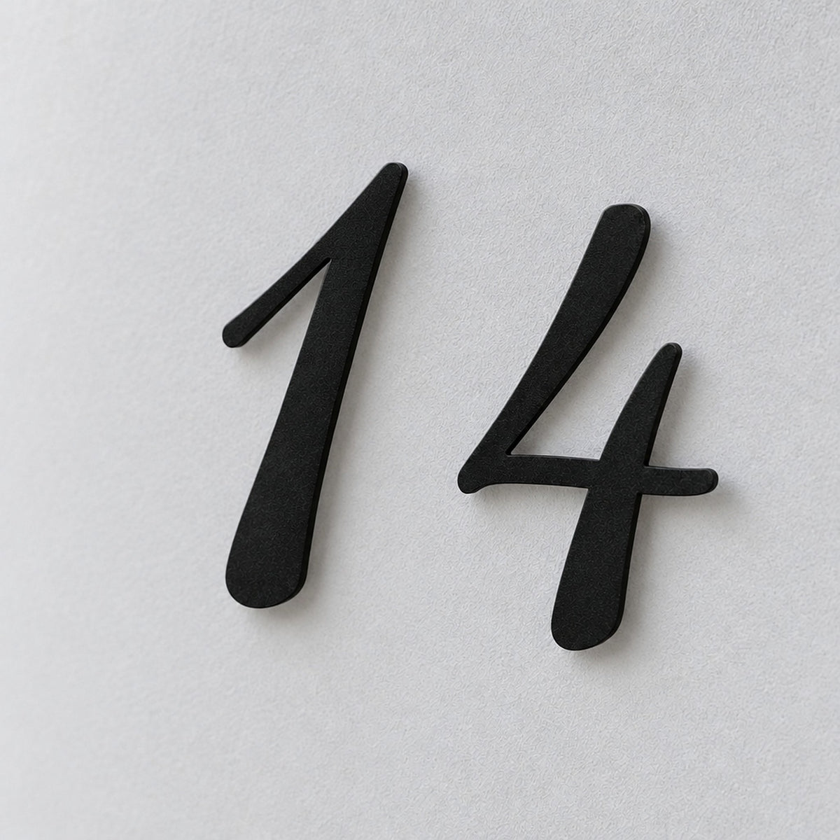 Edelstahl Hausnummer personalisiert – Geschwungene Hausnummer „14“ in Schwarz, Nahaufnahme · WesterWerk