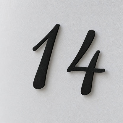 Edelstahl Hausnummer personalisiert – Geschwungene Hausnummer „14“ in Schwarz, Nahaufnahme · WesterWerk