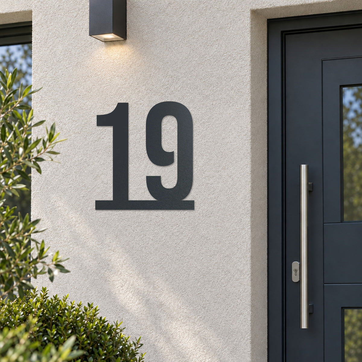 Edelstahl Hausnummernschild personalisiert – Hausnummer auf Linie „19“ neben der Haustür, Edelstahl Anthrazit RAL 7016 · WesterWerk