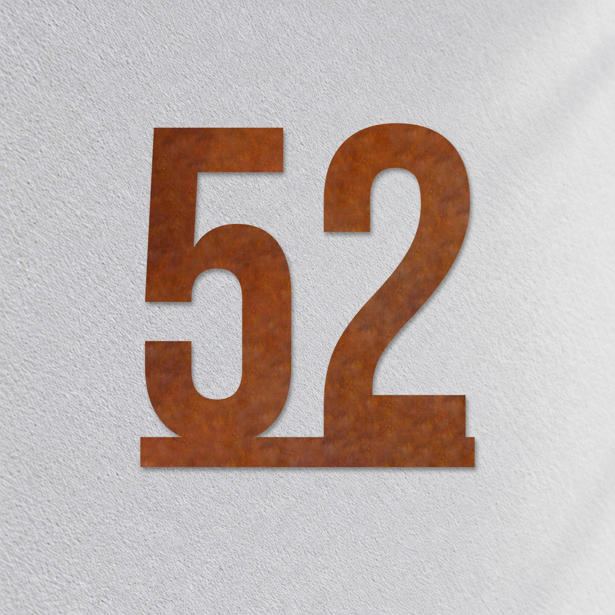 Edelstahl Hausnummernschild personalisiert – Hausnummer auf Linie „52“ Nahaufnahme an der Fassade, Edelstahl Cortenstahl · WesterWerk