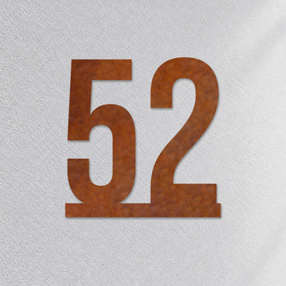 Edelstahl Hausnummernschild personalisiert – Hausnummer auf Linie „52“ Nahaufnahme an der Fassade, Edelstahl Cortenstahl · WesterWerk