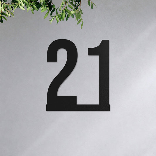 Edelstahl Hausnummernschild personalisiert – Hausnummer auf Linie „21“ an der Hauswand, Edelstahl Schwarz RAL 9005 · WesterWerk