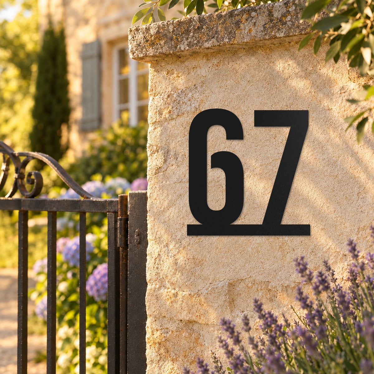 Edelstahl Hausnummernschild personalisiert – Hausnummer auf Linie „67“ am Gartenpfeiler, Edelstahl Schwarz RAL 9005 · WesterWerk