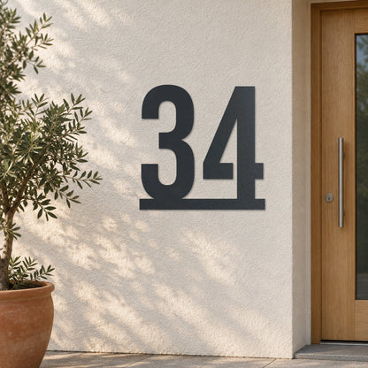 Edelstahl Hausnummernschild personalisiert – Hausnummer auf Linie „34“ an heller Putzwand, Edelstahl Anthrazit RAL 7016 · WesterWerk