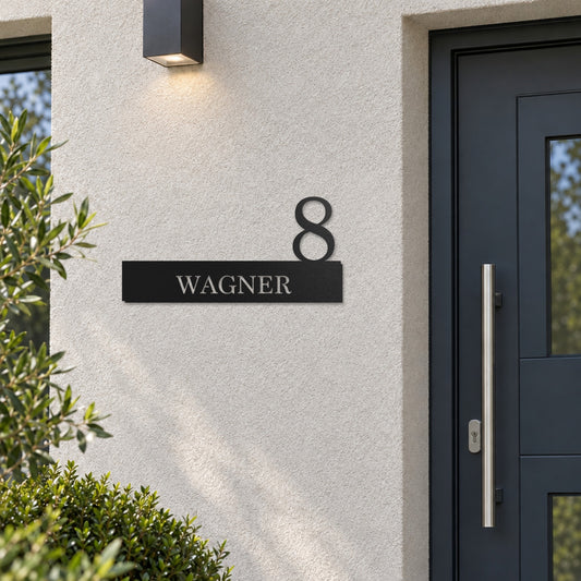 Edelstahl Hausnummernschild personalisiert – Nummer und Name „8 Wagner“ neben der Haustür, Edelstahl Schwarz RAL 9005 · WesterWerk