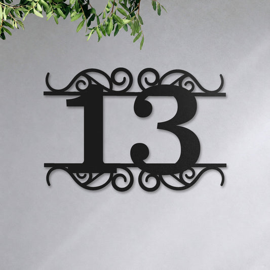 Edelstahl Hausnummernschild personalisiert – Verzierte Hausnummer „13“ an der Hauswand, Edelstahl Schwarz RAL 9005 · WesterWerk