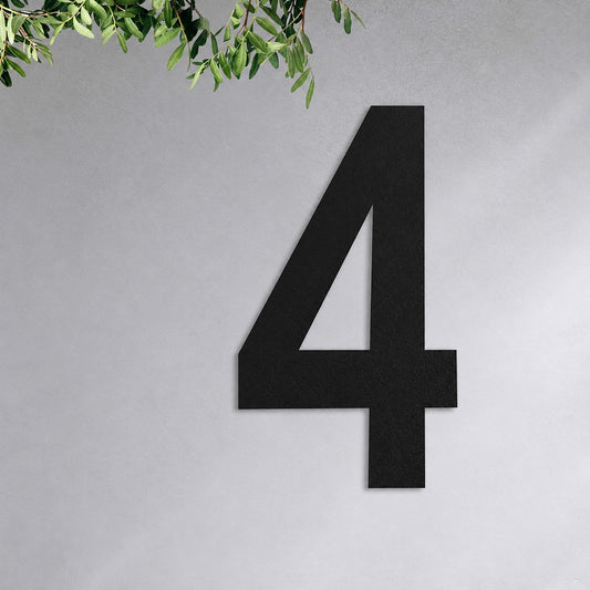 Edelstahl Hausnummer personalisiert – Gewagte Hausnummer „4“ in Schwarz an der Hauswand · WesterWerk