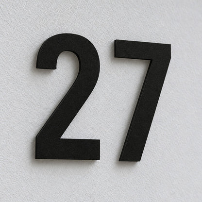 Edelstahl Hausnummer personalisiert – Gewagte Hausnummer „27“ in Schwarz, Nahaufnahme · WesterWerk