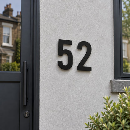 Edelstahl Hausnummer personalisiert – Gewagte Hausnummer „52“ in Schwarz an der Hauswand · WesterWerk