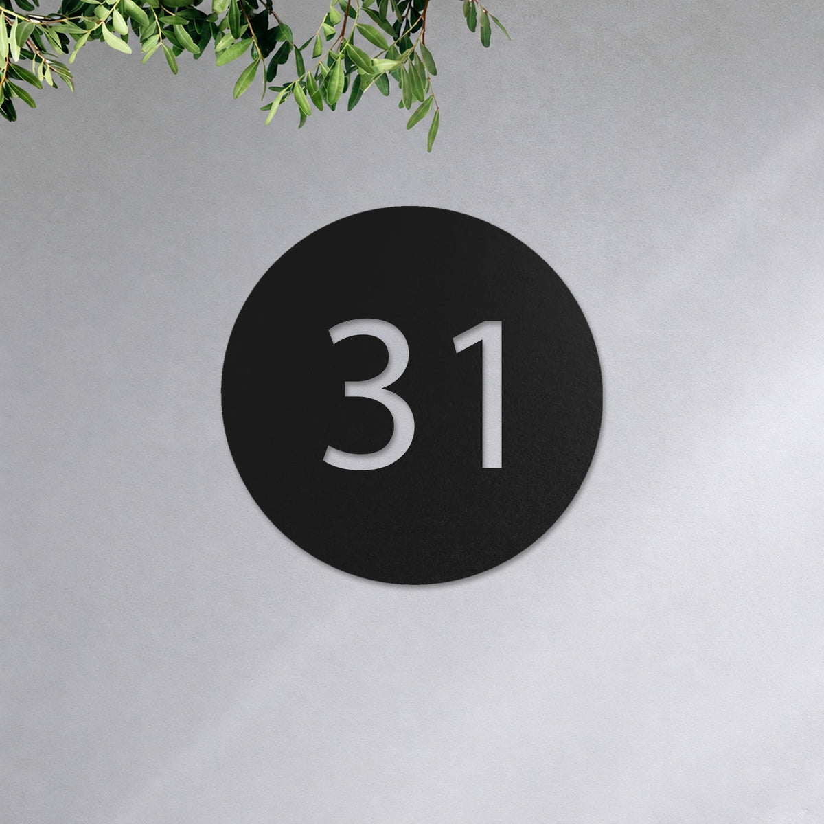 Edelstahl Hausnummernschild personalisiert – Hausnummer im Kreis „31“ an der Hauswand, Edelstahl Schwarz RAL 9005 · WesterWerk