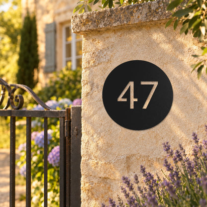 Edelstahl Hausnummernschild personalisiert – Hausnummer im Kreis „47“ am Gartenpfeiler, Edelstahl Schwarz RAL 9005 · WesterWerk