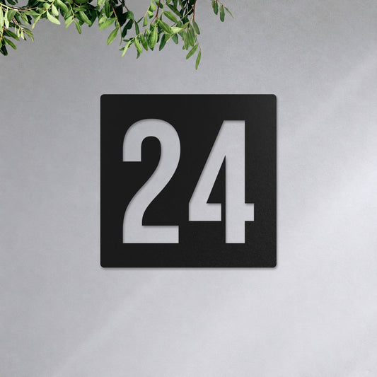 Edelstahl Hausnummernschild personalisiert – Hausnummernschild „24“ an der Hauswand, Edelstahl Schwarz RAL 9005 · WesterWerk