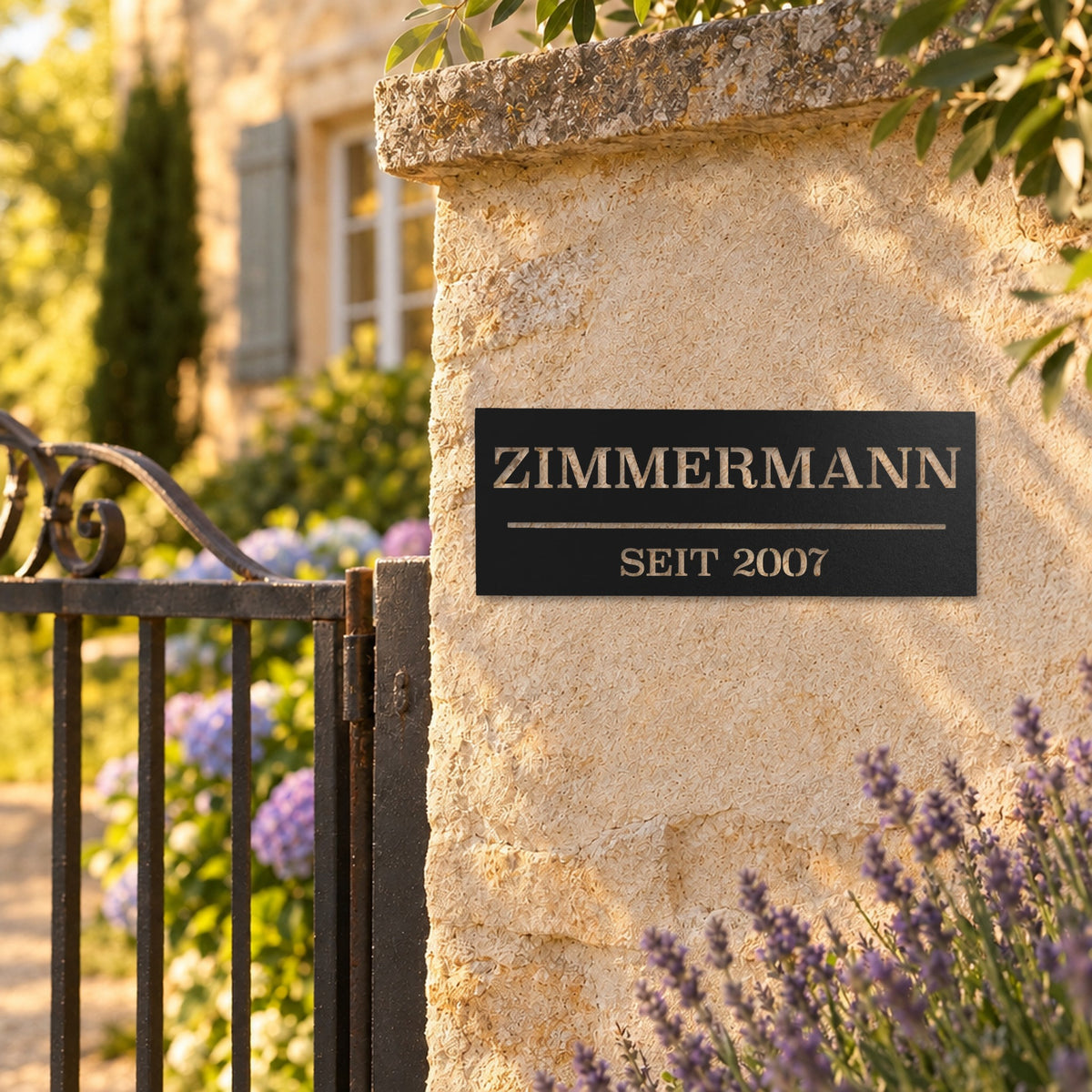 Edelstahl Hausnummernschild personalisiert – Hausschild „SEIT 2007 Zimmermann“ am Gartenpfeiler, Edelstahl Schwarz RAL 9005 · WesterWerk