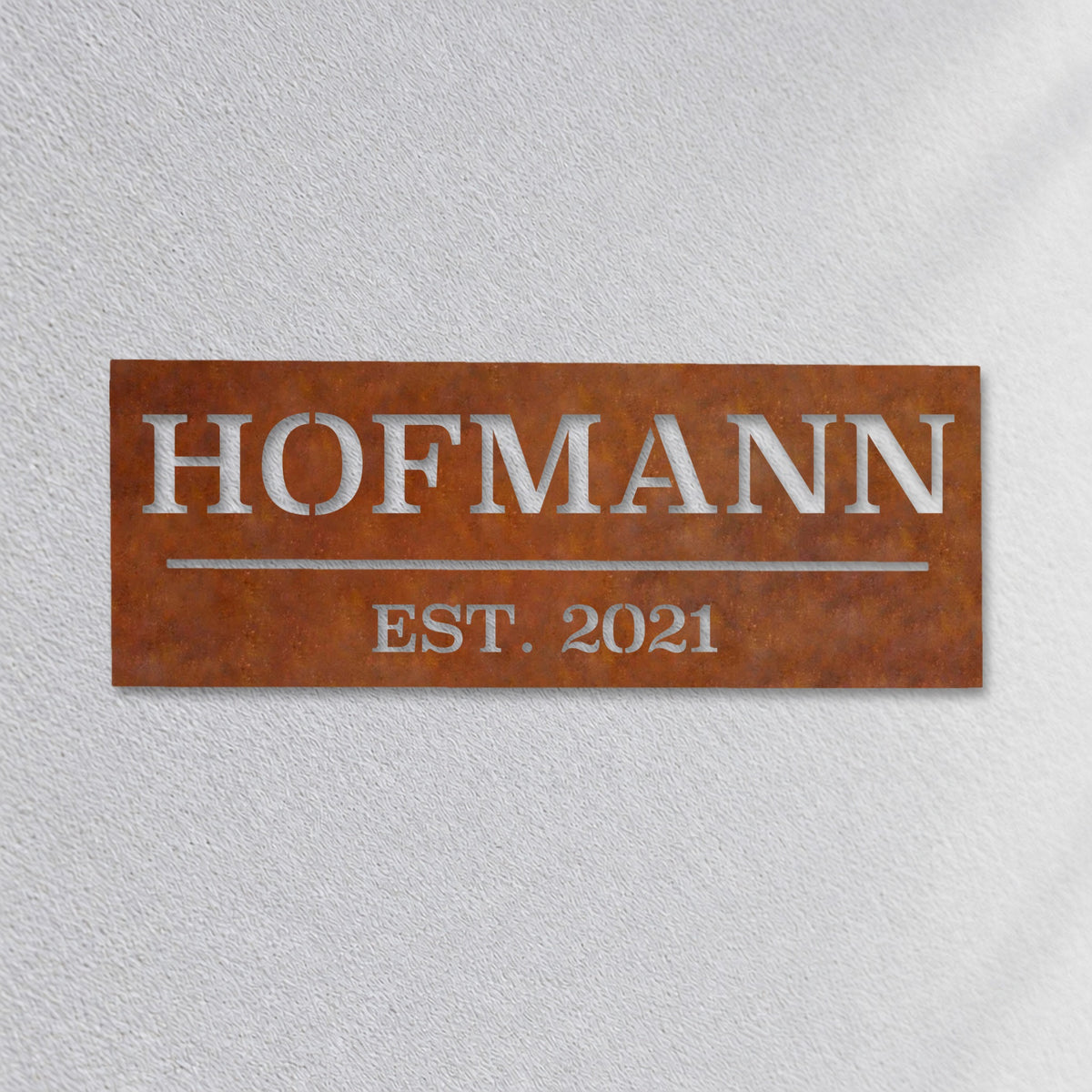 Edelstahl Hausnummernschild personalisiert – Hausschild „EST. 2021 Hofmann“ Nahaufnahme an der Fassade, Edelstahl Cortenstahl · WesterWerk