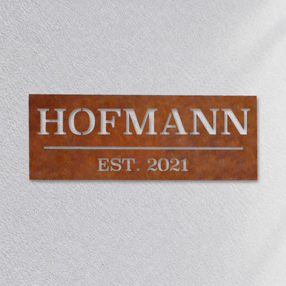 Edelstahl Hausnummernschild personalisiert – Hausschild „EST. 2021 Hofmann“ Nahaufnahme an der Fassade, Edelstahl Cortenstahl · WesterWerk