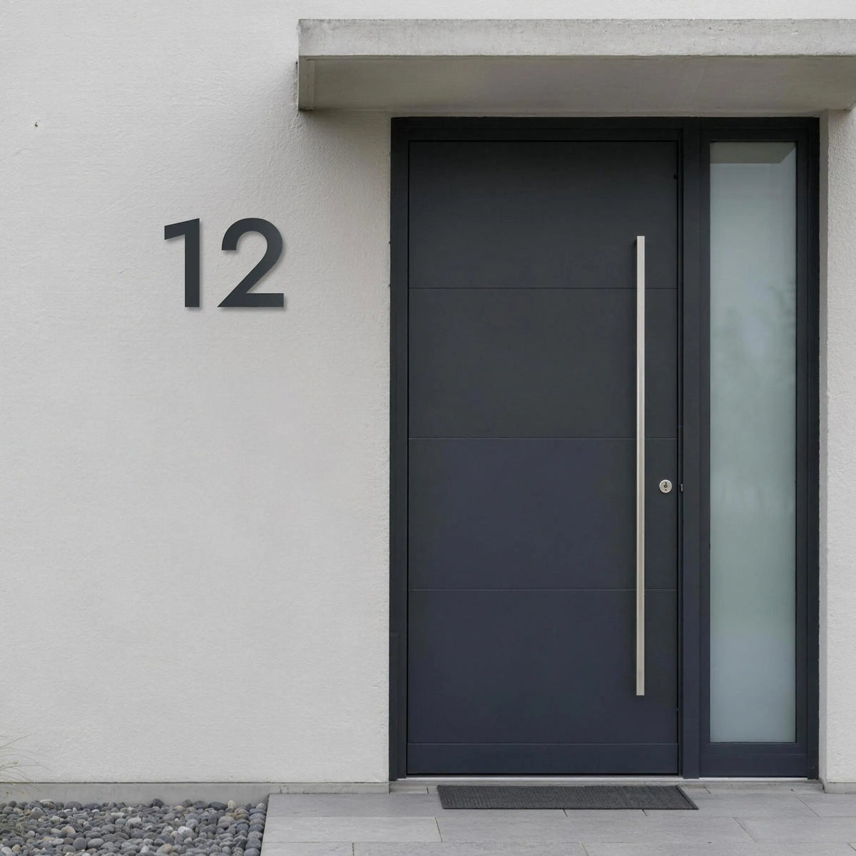 Klare Hausnummer – an der Hauswand montiert